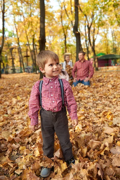 Kind Jongen Herfst Stadspark Met Zijn Familie Heldere Gele Bomen — Stockfoto