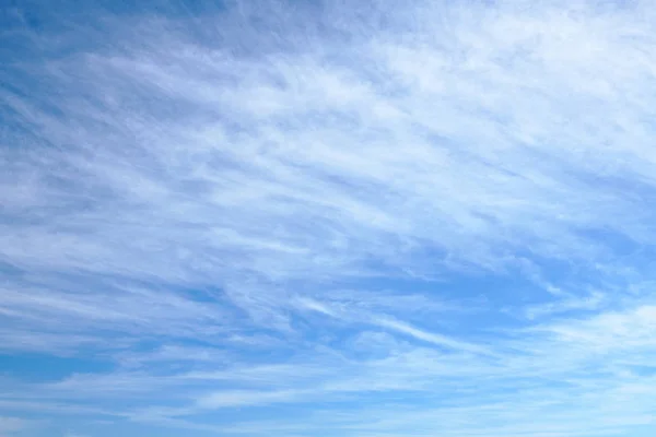 Schöner Blauer Himmel Mit Weichen Cirruswolken Als Hintergrund — Stockfoto