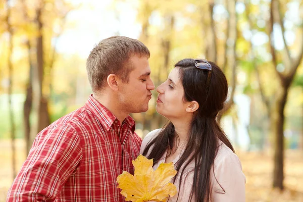 Pareja Está Parque Otoño Ciudad Árboles Amarillos Brillantes — Foto de Stock