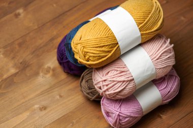 renkli yün konu ahşap zemin üzerine örme için