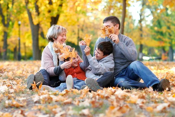 Szczęśliwe Rodziny Siedzieć Jesienny Park Miejski Opadłych Liści Dzieci Rodzice — Zdjęcie stockowe