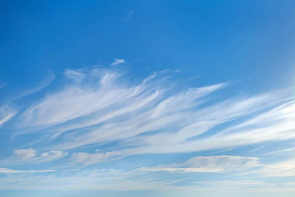 Hermoso Cielo Azul Con Suaves Nubes Cirros Para Fondo — Foto de Stock
