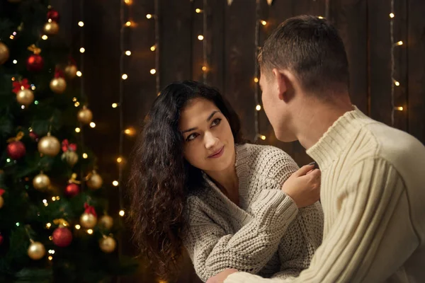 Giovane Coppia Luci Natale Decorazione Vestito Bianco Abete Sfondo Legno — Foto Stock