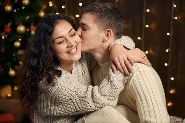 Giovane Coppia Luci Natale Decorazione Vestito Bianco Abete Sfondo Legno — Foto Stock