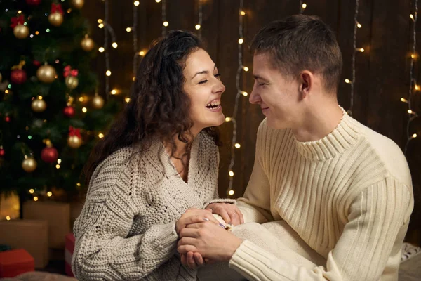 Uomo Alla Ragazza Anello Fidanzamento Coppia Luci Natale Decorazione Vestita — Foto Stock