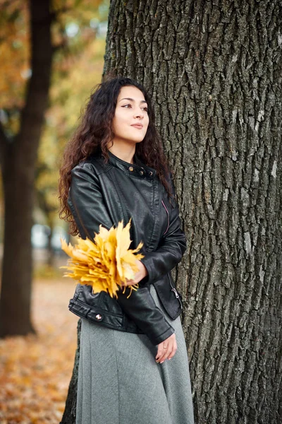 Žena Žluté Listy Stojí Poblíž Velký Strom Podzimní Městském Parku — Stock fotografie