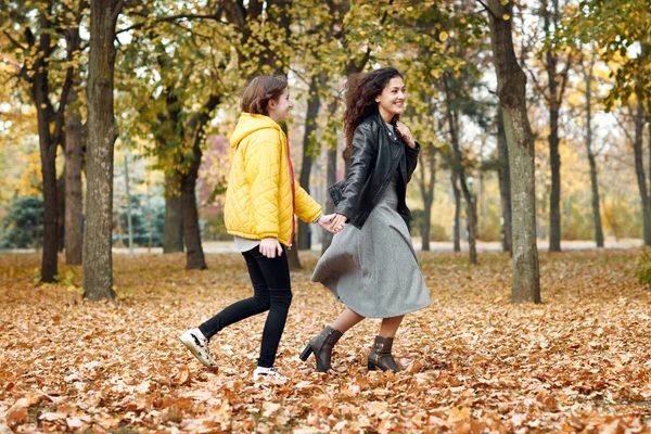 Duas Meninas Felizes Correndo Outono Parque Cidade — Fotografia de Stock