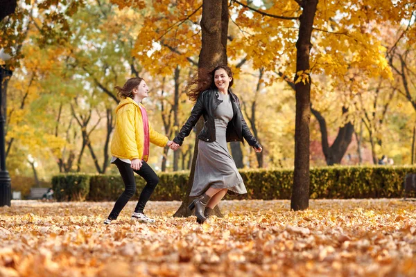 Dwie Dziewczyny Szczęśliwy Uruchomiona Jesienny Park Miejski — Zdjęcie stockowe
