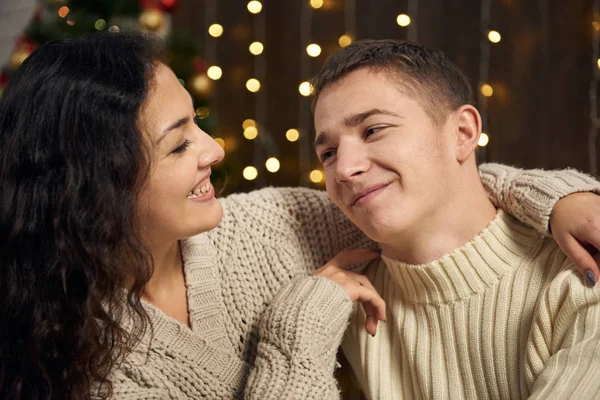 Jovem Casal Luzes Natal Decoração Vestido Branco Abeto Fundo Madeira — Fotografia de Stock