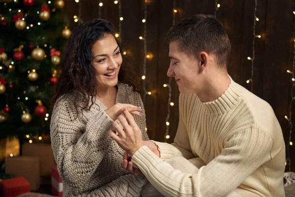 Uomo Alla Ragazza Anello Fidanzamento Coppia Luci Natale Decorazione Vestita — Foto Stock