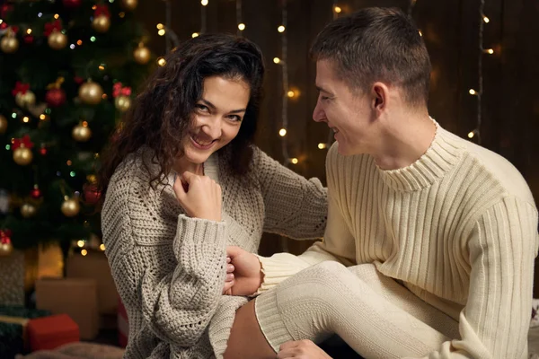 Uomo Alla Ragazza Anello Fidanzamento Coppia Luci Natale Decorazione Vestita — Foto Stock