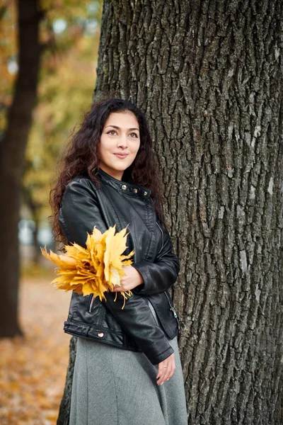 Kobieta Żółtymi Liśćmi Stanąć Pobliżu Wielkie Drzewo Parku Miejskim Jesień — Zdjęcie stockowe