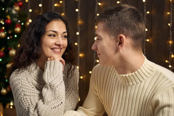 Giovane Coppia Luci Natale Decorazione Vestito Bianco Abete Sfondo Legno — Foto Stock