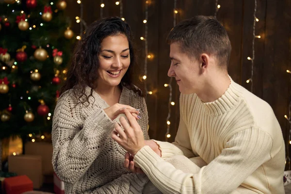 Uomo Alla Ragazza Anello Fidanzamento Coppia Luci Natale Decorazione Vestita — Foto Stock