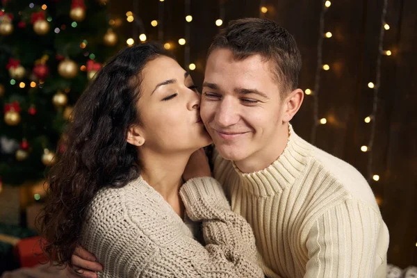 Jovem Casal Luzes Natal Decoração Vestido Branco Abeto Fundo Madeira — Fotografia de Stock