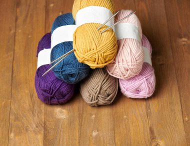 renkli yün konu ahşap zemin üzerine örme için