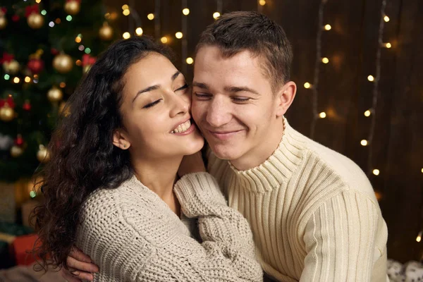 Giovane Coppia Luci Natale Decorazione Vestito Bianco Abete Sfondo Legno — Foto Stock