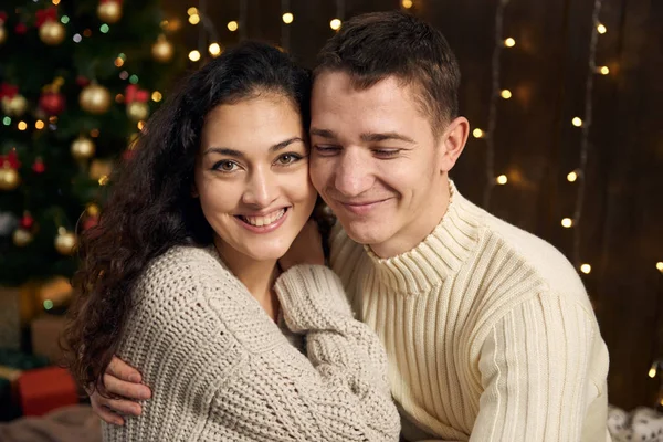 Giovane Coppia Luci Natale Decorazione Vestito Bianco Abete Sfondo Legno — Foto Stock