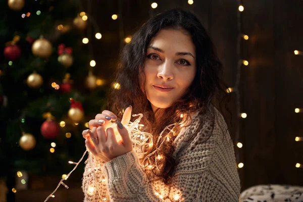 Mladá Dívka Vánoční Osvětlení Dekorace Oblečeni Bílém Jedle Tmavém Pozadí — Stock fotografie