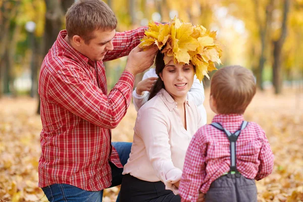 Padre Figlio Mettono Foglie Gialle Cadute Sulla Testa Della Madre — Foto Stock