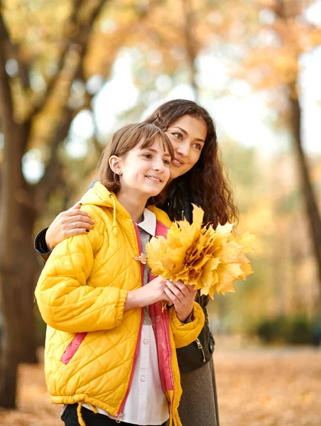 Due Ragazze Sono Nel Parco Della Città Autunno — Foto Stock