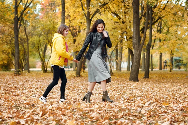Zwei Glückliche Mädchen Rennen Herbstlichen Stadtpark — Stockfoto