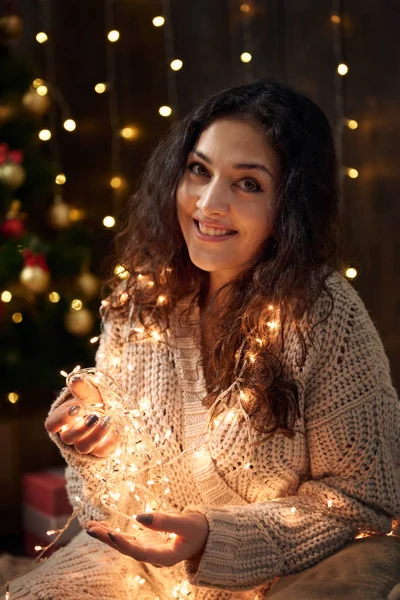 Mladá Dívka Vánoční Osvětlení Dekorace Oblečeni Bílém Jedle Tmavém Pozadí — Stock fotografie