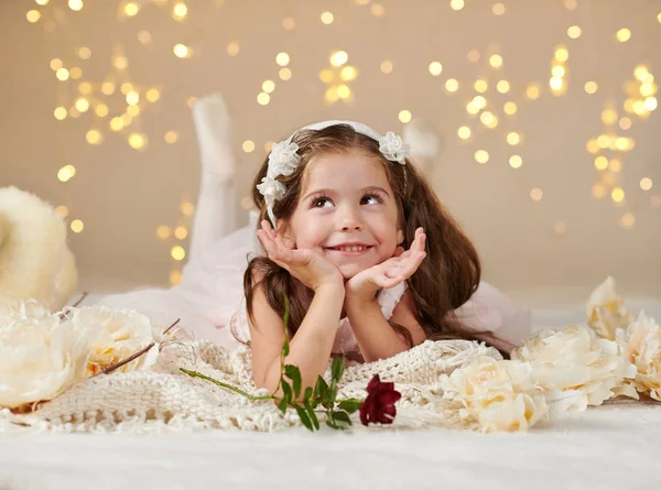 Flickor Med Ros Blomma Poserar Christmas Lights Gul Bakgrund Rosa — Stockfoto