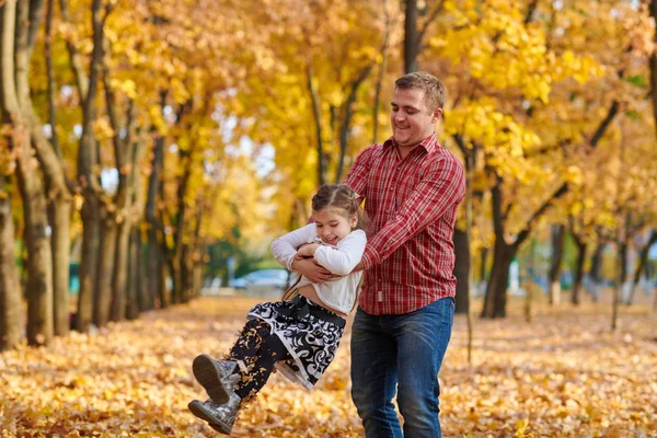 父女俩正在秋城公园玩耍和玩耍 他们摆姿势 微笑着 明亮的黄色树 — 图库照片
