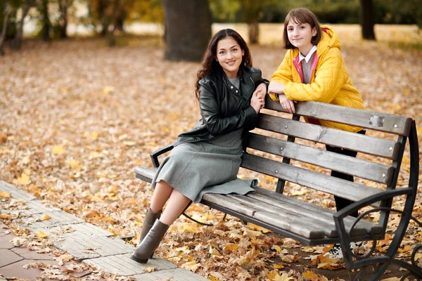 Two Girls Autumn City Park Sit Bench Talk — Stock Photo, Image