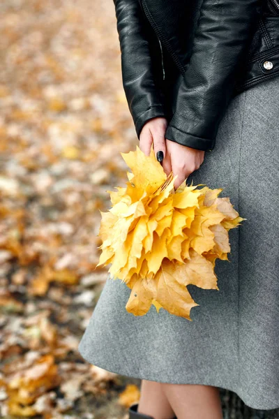 Žena Ruce Detailním Žluté Listy Podzim Městském Parku — Stock fotografie