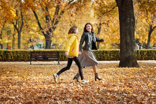 Deux Filles Heureuses Courent Dans Parc Ville Automne — Photo