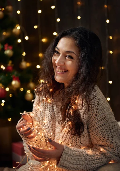 Νεαρή Κοπέλα Είναι Χριστούγεννα Φώτα Διακόσμηση Ντυμένο Στα Λευκά Έλατο — Φωτογραφία Αρχείου