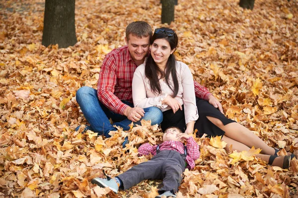 Rodzice Dziecko Chłopiec Siedzą Jesienny Park Miejski Jasne Żółte Drzewa — Zdjęcie stockowe