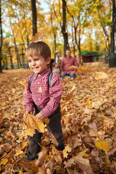 Enfant Garçon Est Dans Parc Ville Automne Avec Famille Arbres — Photo