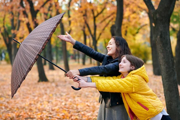 Due Ragazze Con Ombrellone Posa Nel Parco Autunnale Luminose Foglie — Foto Stock