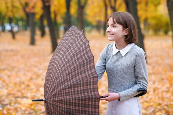 Teen Dziewczyna Parasolem Pozowanie Jesienny Park Jasne Żółte Liście Drzewa — Zdjęcie stockowe