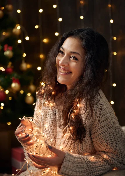 Mladá Dívka Vánoční Osvětlení Dekorace Oblečeni Bílém Jedle Tmavém Pozadí — Stock fotografie