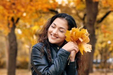 Güzel kadın grup Sonbahar Park akçaağaç'ın yaprakların ile poz. O gözleri kapanış ve rüya. Sonbahar sezonu, güzel manzara.