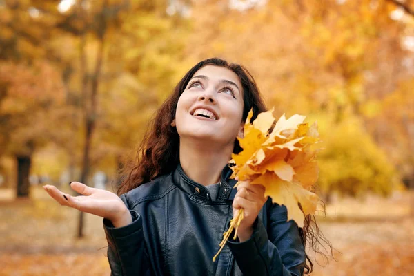 Una Bella Donna Posa Con Mucchio Foglie Acero Nel Parco — Foto Stock