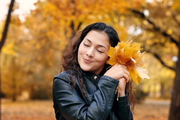 Mujer Bonita Está Posando Con Montón Hojas Arce Parque Otoño — Foto de Stock