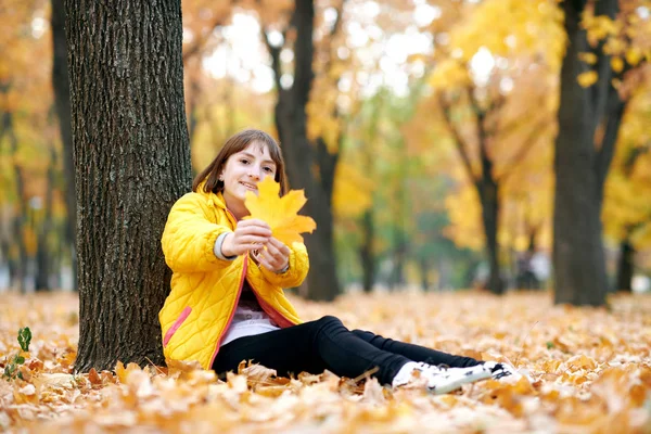 Dospívající Dívka Sedí Stromu Podzimním Parku Hraje Velkými Javorový List — Stock fotografie