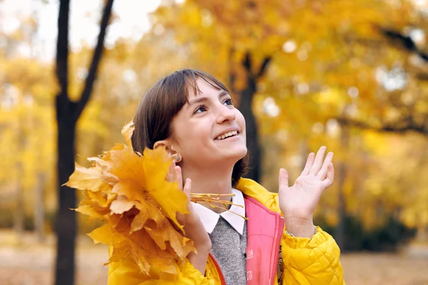 소녀는가 공원에 단풍나무의 무리와 — 스톡 사진