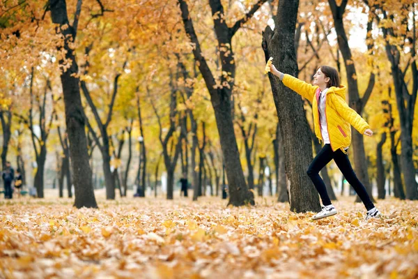 Menina Adolescente Feliz Está Correndo Parque Outono Com Folha Bordo — Fotografia de Stock