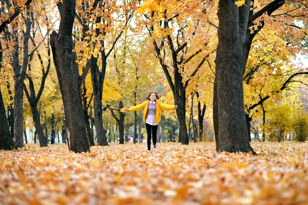 Szczęśliwa Dziewczyna Nastolatka Jest Uruchomiony Jesienny Park Big Maple Leaf — Zdjęcie stockowe