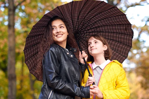 Dos Chicas Están Juntas Bajo Paraguas Parque Otoño Ciudad Hojas — Foto de Stock