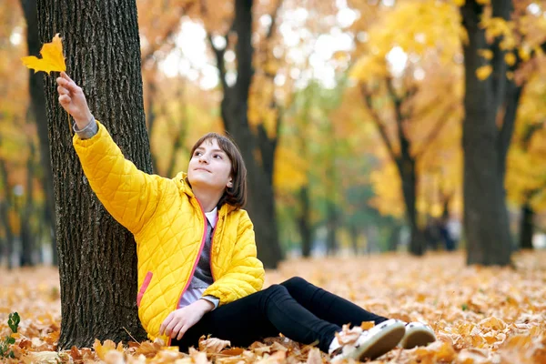 Teen Dziewczyna Siedzi Pobliżu Drzewa Parku Jesień Bawi Się Duże — Zdjęcie stockowe