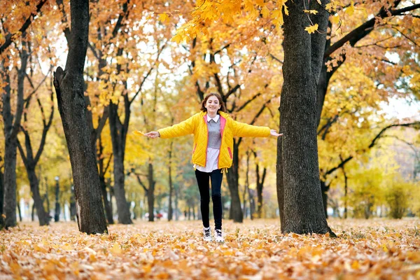 Šťastný Dospívající Dívka Spuštěn Podzimním Parku Velký Javorový List Zářivě — Stock fotografie