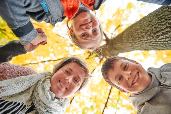 Matka Děti Jsou Podzimní Městského Parku Jsou Rodiče Pózování Usmívající — Stock fotografie