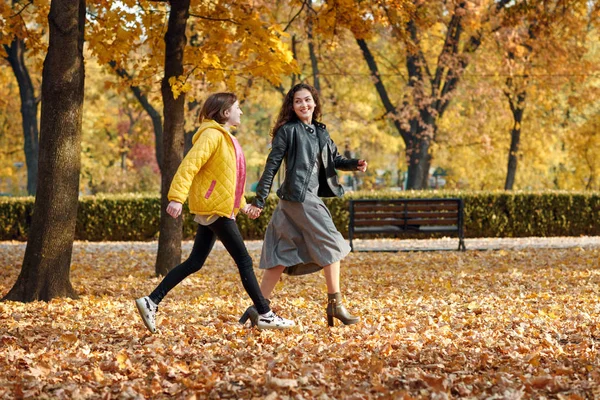 Duas Meninas Felizes Correndo Outono Parque Cidade — Fotografia de Stock